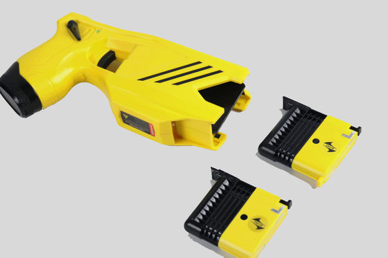kaufen Wasserdichter Doppelkartuschen-Elektroschocker IP57 mit 55 ± 5 kV Ausgangsspannung für Anti-Aufruhr-Ausrüstung Online-Herstellung